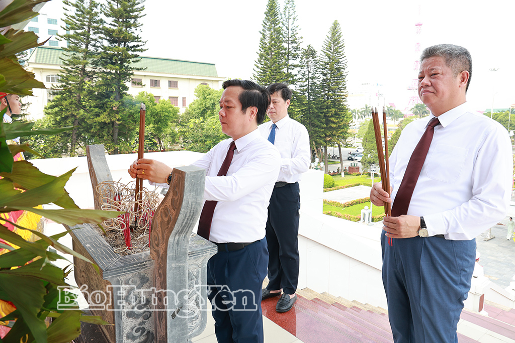 Các đại biểu dâng hương tại Đài tưởng niệm các anh hùng liệt sĩ tỉnh (phường Phố Hiến). (Ảnh: Lê Hiếu)