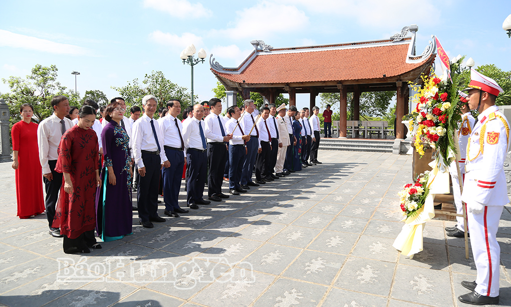 Các đồng chí lãnh đạo tỉnh dâng hương tưởng niệm Chủ tịch Hồ Chí Minh tại Đền thờ Bác Hồ (phường Trà Lý). Ảnh: Trịnh Cường