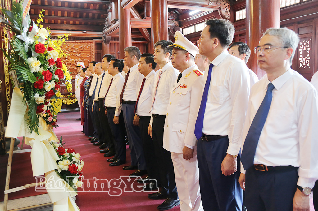 Các đồng chí lãnh đạo tỉnh dâng hoa tưởng niệm Chủ tịch Hồ Chí Minh tại Đền thờ Bác Hồ (phường Trà Lý) (Ảnh: Trịnh Cường)