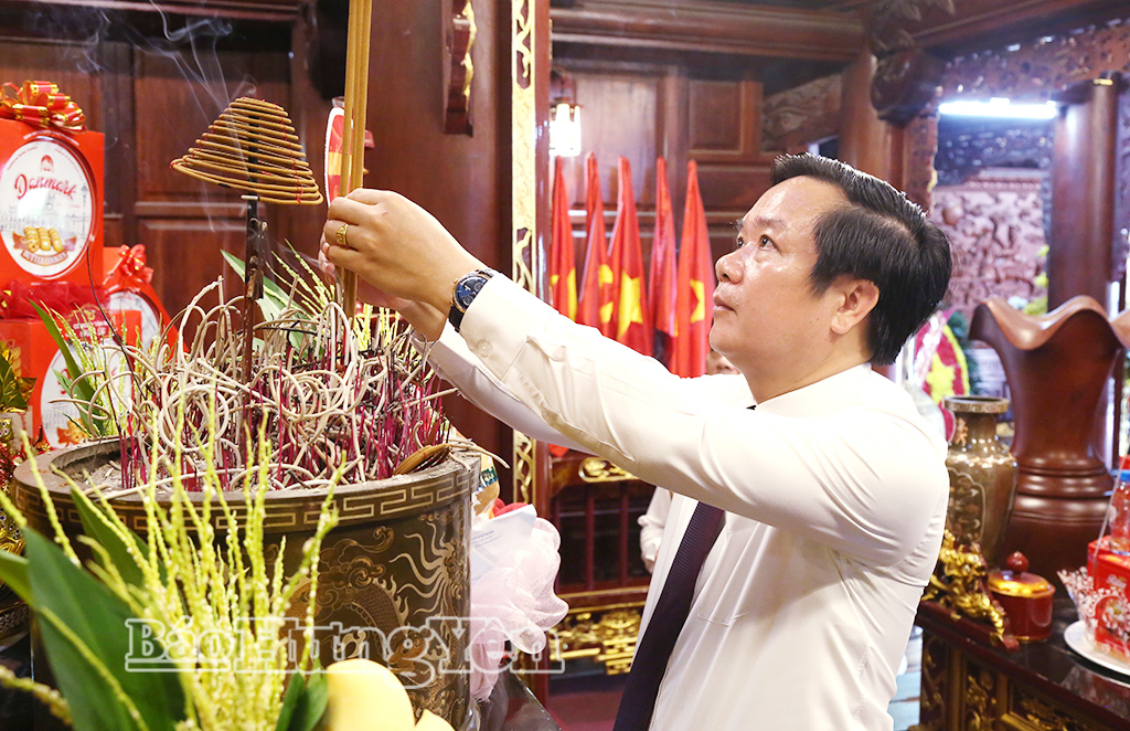Đồng chí Phạm Quang Ngọc, Ủy viên Ban Chấp hành Trung ương Đảng, Bí thư Tỉnh ủy dâng hương tưởng niệm Chủ tịch Hồ Chí Minh tại Đền thờ Bác Hồ (phường Trà Lý). (Ảnh: Trịnh Cường)