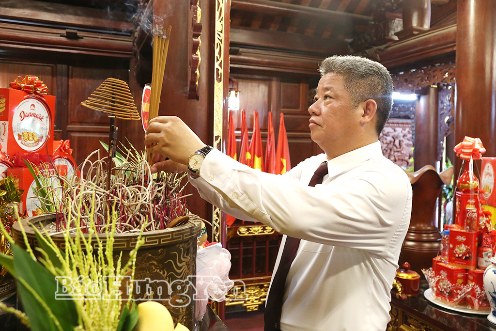 Đồng chí Nguyễn Mạnh Quyền, Phó Bí thư Tỉnh ủy, Chủ tịch UBND tỉnh dâng hương tưởng niệm Chủ tịch Hồ Chí Minh tại Đền thờ Bác Hồ (phường Trà Lý). (Ảnh: Trịnh Cường)
