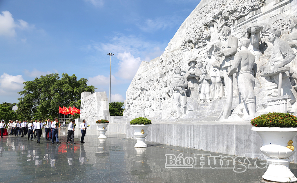 Các đồng chí lãnh đạo tỉnh dâng hoa tưởng niệm Chủ tịch Hồ Chí Minh tại Tượng đài Bác Hồ với nông dân Việt Nam (phường Trà Lý). (Ảnh: Trịnh Cường)