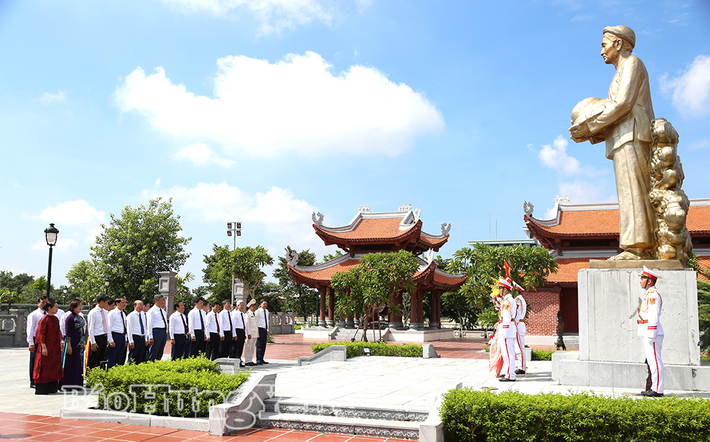 Các đồng chí lãnh đạo tỉnh dâng hoa tưởng niệm các Mẹ Việt Nam anh hùng tại Đền thờ Mẹ Việt Nam anh hùng (phường Trà Lý). Ảnh:Trịnh Cường