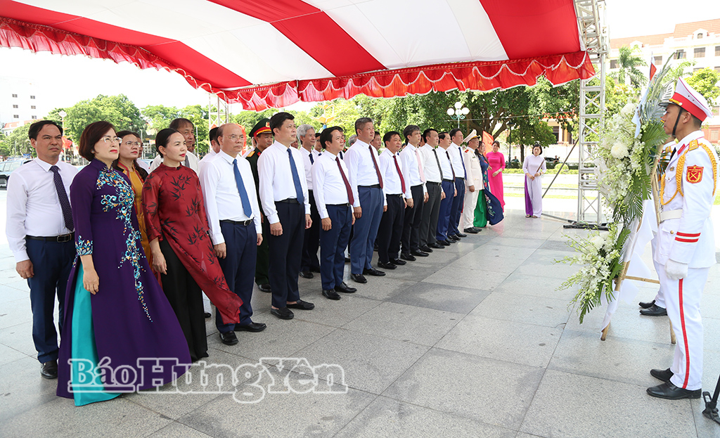 Các đồng chí lãnh đạo tỉnh dâng hoa tưởng niệm đồng chí Nguyễn Đức Cảnh tại Tượng đài đồng chí Nguyễn Đức Cảnh (phường Thái Bình). (Ảnh: Trịnh Cường)
