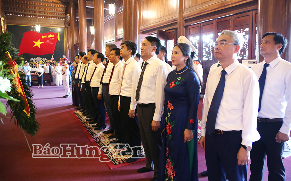 Các đồng chí lãnh đạo tỉnh dâng hương, dâng hoa tưởng niệm các anh hùng liệt sĩ tại Đền thờ liệt sĩ tỉnh (phường Trần Hưng Đạo) (Ảnh: Trịnh Cường)