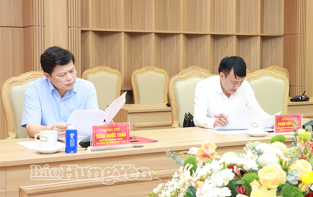 Đồng chí Trần Quốc Toản, Phó Bí thư Thường trực Tỉnh ủy, Chủ tịch Ủy ban MTTQ Việt Nam tỉnh, Phó Trưởng ban Chỉ đạo tỉnh và các đại biểu dự cuộc họp.