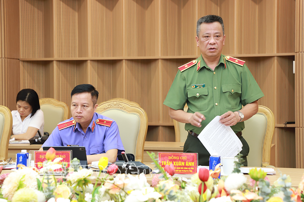 Thiếu tướng Trần Xuân Ánh, Ủy viên Ban Thường vụ Tỉnh ủy, Giám đốc Công an tỉnh phát biểu tại cuộc họp.