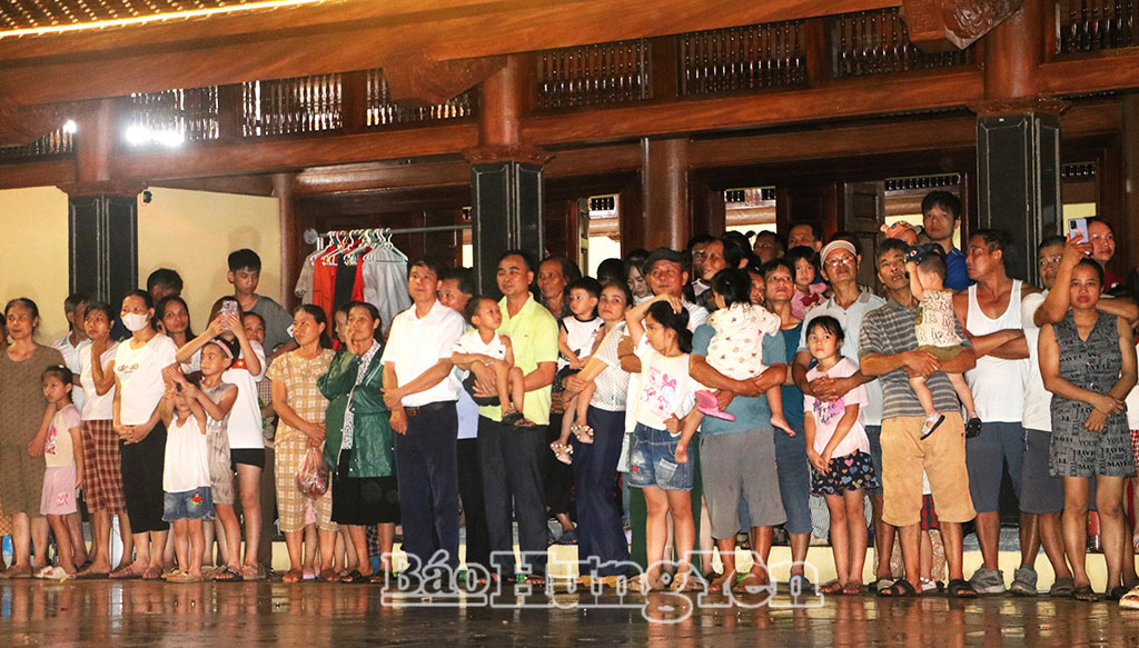 Đông đảo Nhân dân theo dõi chương trình sơ duyệt Lễ kỷ niệm 300 năm Ngày sinh Danh nhân văn hóa Lê Quý Đôn.