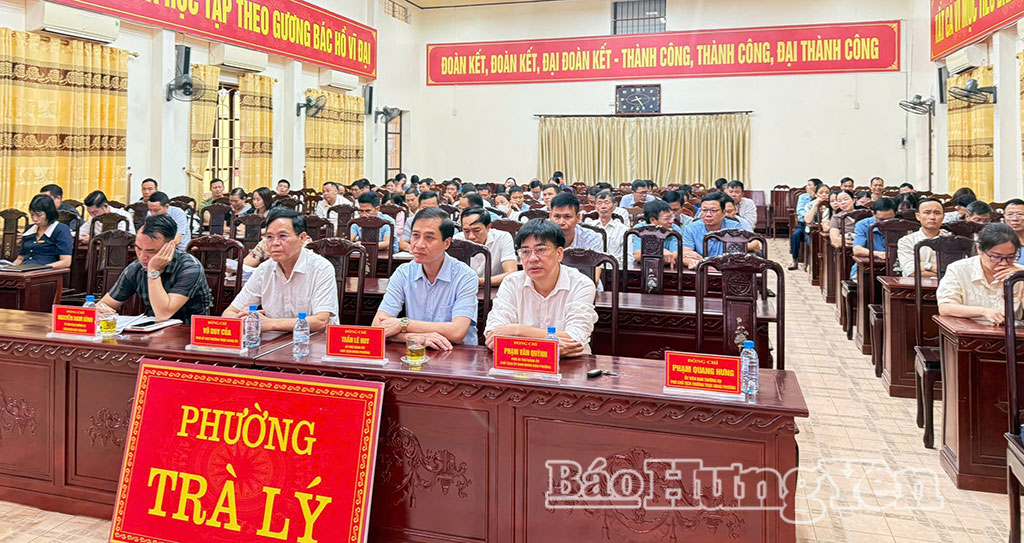 Các đại biểu dự hội nghị tại điểm cầu phường Trà Lý. (Ảnh Trịnh Cường).