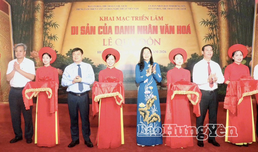 Các đại biểu thực hiện nghi thức cắt băng khai mạc triển lãm “Di sản của Danh nhân văn hóa Lê Quý Đôn”