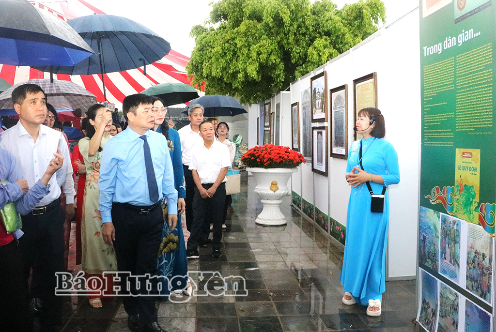 Hướng dẫn viên giới thiệu với các đại biểu về di sản Danh nhân văn hóa Lê Quý Đôn.