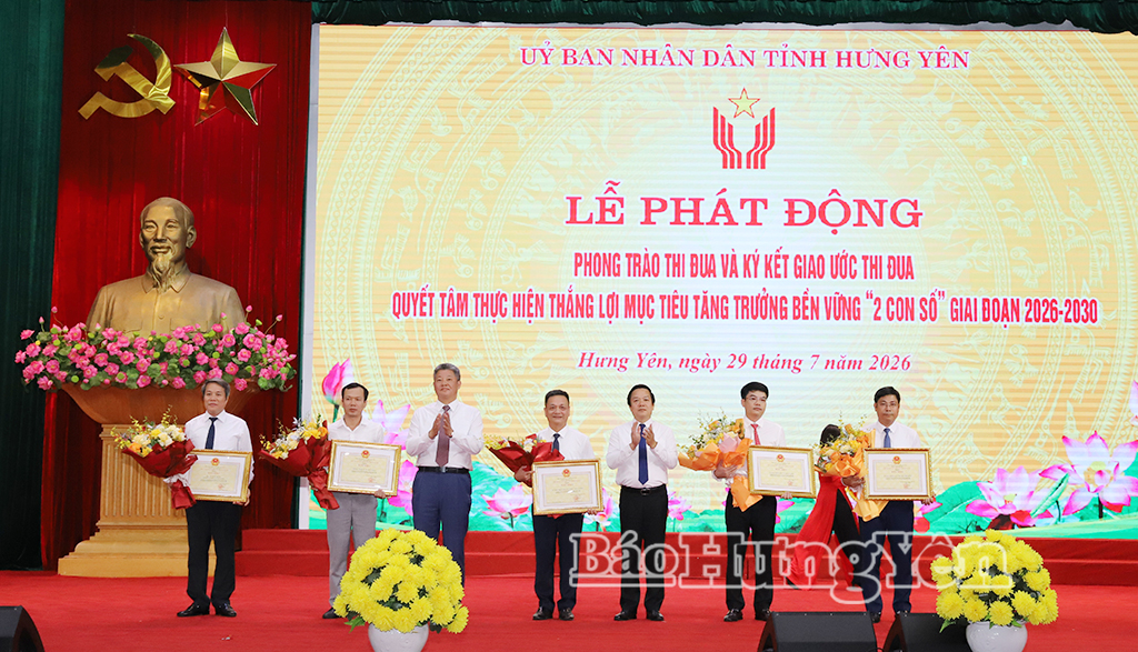 Các đồng chí: Phạm Quang Ngọc, Ủy viên Ban Chấp hành Trung ương Đảng, Bí thư Tỉnh ủy; Nguyễn Mạnh Quyền, Phó Bí thư Tỉnh ủy, Chủ tịch UBND tỉnh, Chủ tịch Hội đồng Thi đua - Khen thưởng tỉnh trao Bằng khen của Chủ tịch UBND tỉnh và tặng hoa chúc mừng 5 tập thể, cá nhân có thành tích xuất sắc, tiêu biểu trong công tác giải ngân vốn đầu tư công và thực hiện mục tiêu tăng trưởng “2 con số” 6 tháng đầu năm 2026.