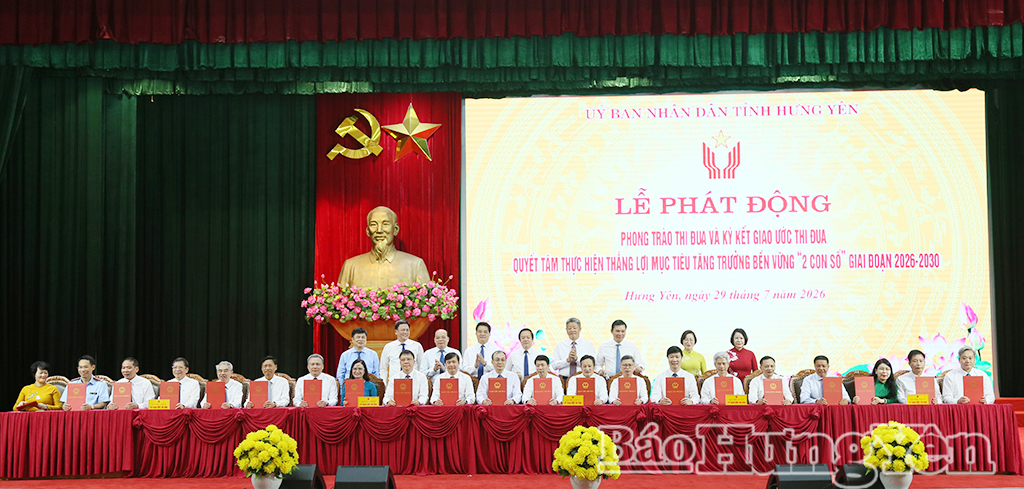 Đại diện các sở, ngành, đơn vị của tỉnh ký kết giao ước thi đua.