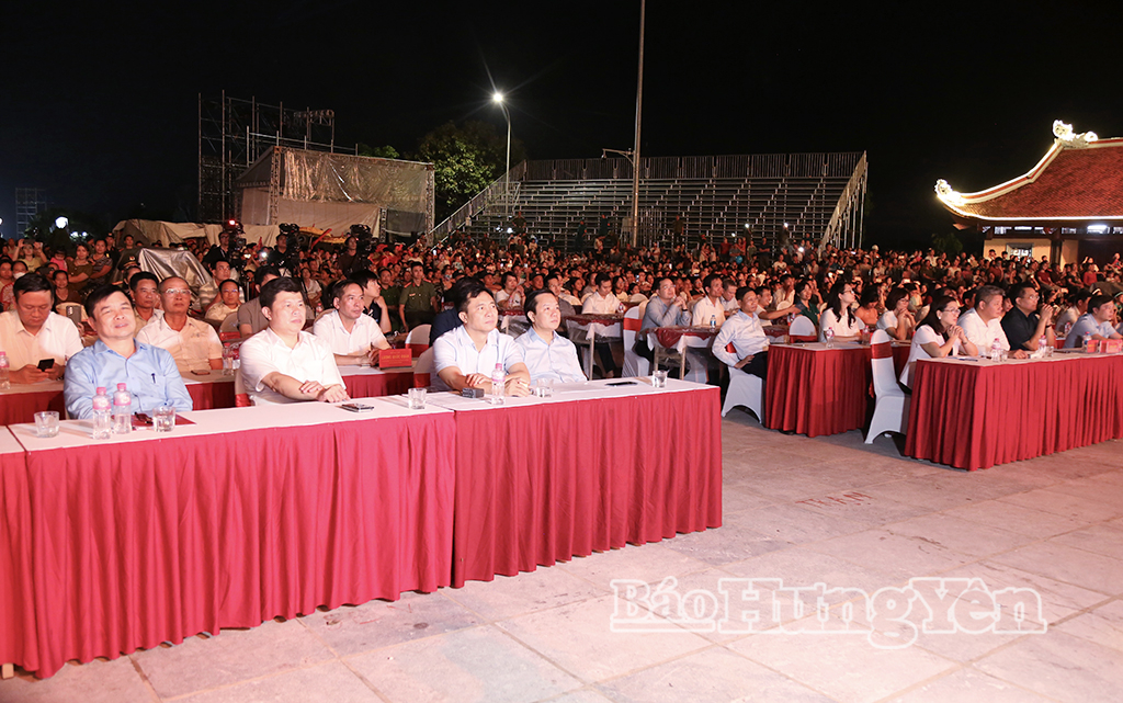 Các đồng chí: Phạm Quang Ngọc, Ủy viên Ban Chấp hành Trung ương Đảng, Bí thư Tỉnh ủy; Đinh Thị Mai, Phó Trưởng ban Tuyên giáo và Dân vận Trung ương; Trần Quốc Toản, Phó Bí thư Thường trực Tỉnh ủy, Chủ tịch Ủy ban MTTQ Việt Nam tỉnh; Nguyễn Mạnh Quyền, Phó Bí thư Tỉnh ủy, Chủ tịch UBND tỉnh và đại biểu dự chương trình tổng duyệt.