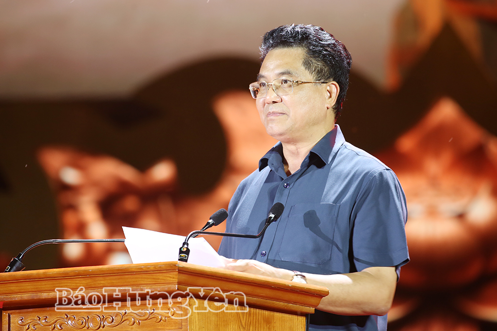 Đồng chí Lê Quang Hòa, Ủy viên Ban Thường vụ Tỉnh ủy, Phó Chủ tịch UBND tỉnh điều hành chương trình tổng duyệt.