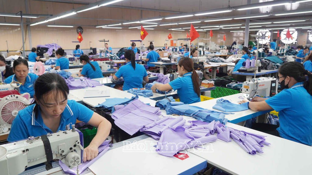 Tổ hợp may Xuất khẩu Đông Hòa (phường Trà Lý) tạo việc làm cho 170 lao động của địa phương với thu nhập 7 - 8 triệu đồng/tháng.