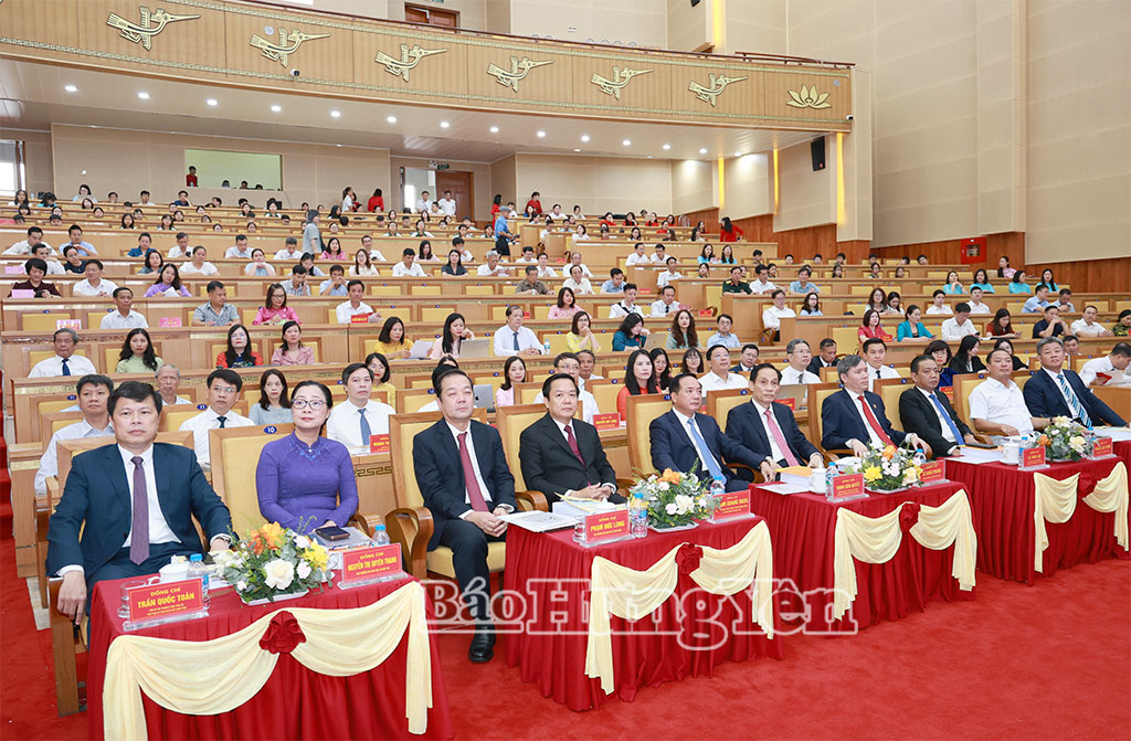 Các đại biểu dự Lễ phát hành đặc biệt bộ tem bưu chính kỷ niệm 300 năm Ngày sinh Danh nhân văn hóa Lê Quý Đôn.