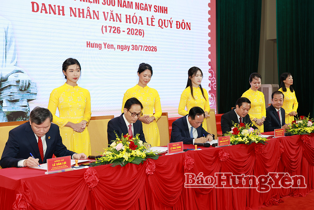 Các đồng chí lãnh đạo Trung ương và lãnh đạo tỉnh Hưng Yên thực hiện nghi thức ký bìa phát hành đặc biệt bộ tem bưu chính.