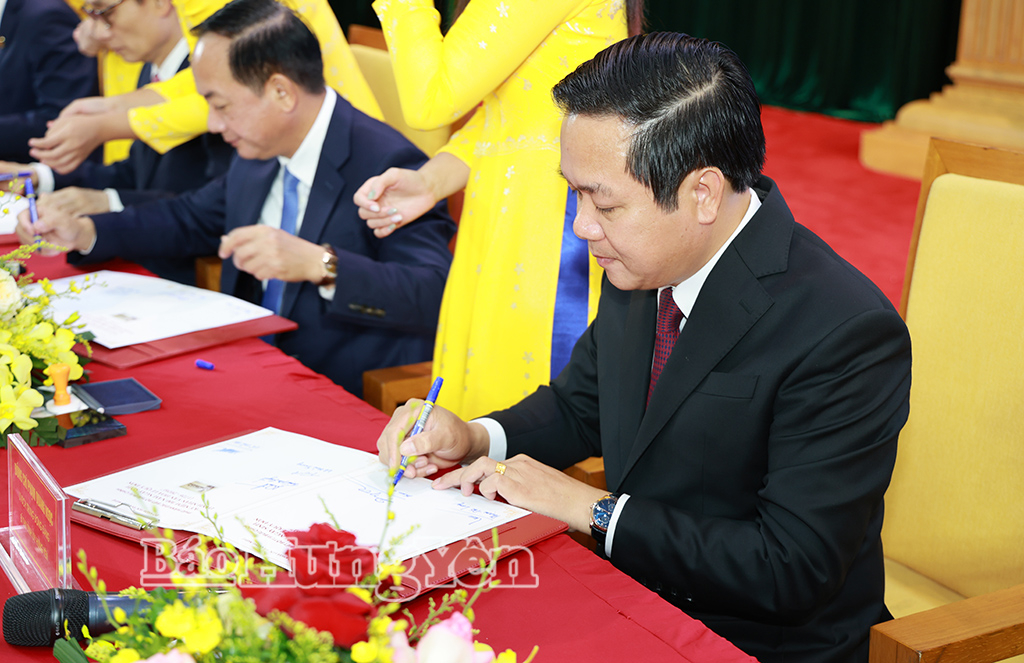 Đồng chí Phạm Quang Ngọc, Ủy viên Ban Chấp hành Trung ương Đảng, Bí thư Tỉnh ủy thực hiện nghi thức ký bìa phát hành đặc biệt bộ tem bưu chính.