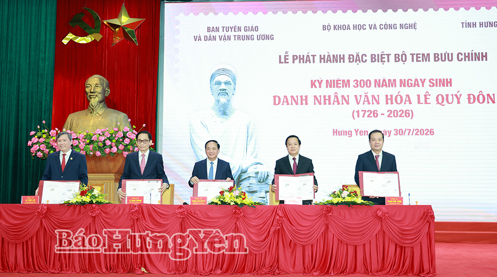 Các đồng chí lãnh đạo Trung ương và lãnh đạo tỉnh Hưng Yên thực hiện nghi thức ký bìa phát hành đặc biệt bộ tem bưu chính.