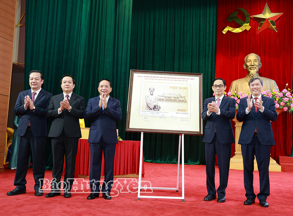 Các đồng chí lãnh đạo Trung ương và lãnh đạo tỉnh Hưng Yên ký lưu niệm trên tranh tem.