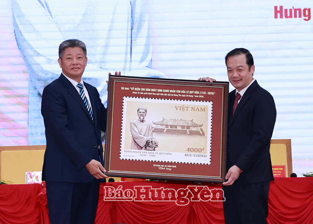 Thứ trưởng Bộ Khoa học và Công nghệ Phạm Đức Long trao tặng tỉnh Hưng Yên bức tranh bộ tem bưu chính kỷ niệm 300 năm Ngày sinh Danh nhân văn hóa Lê Quý Đôn.
