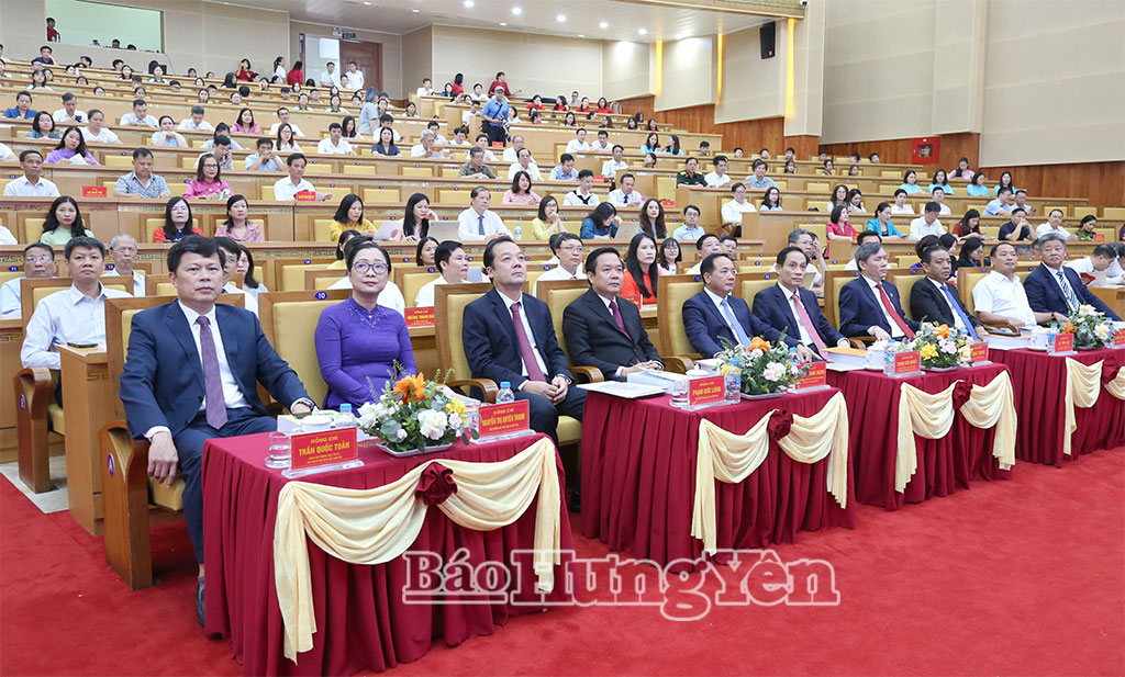 Các đồng chí lãnh đạo Trung ương, lãnh đạo tỉnh và đại biểu dự Hội thảo.