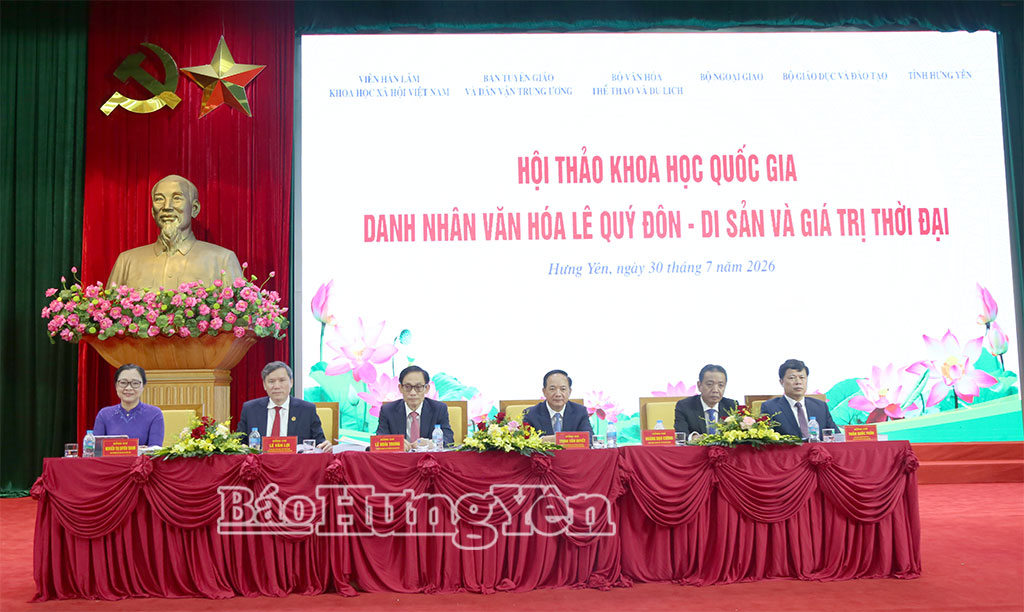 Đoàn Chủ trì Hội thảo.