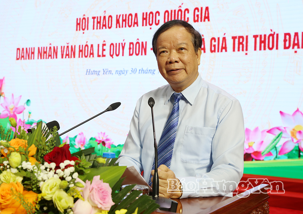 GS.TS. Nguyễn Văn Kim, Phó Chủ tịch Hội đồng Di sản Quốc gia trình bày tham luận tại Hội thảo.