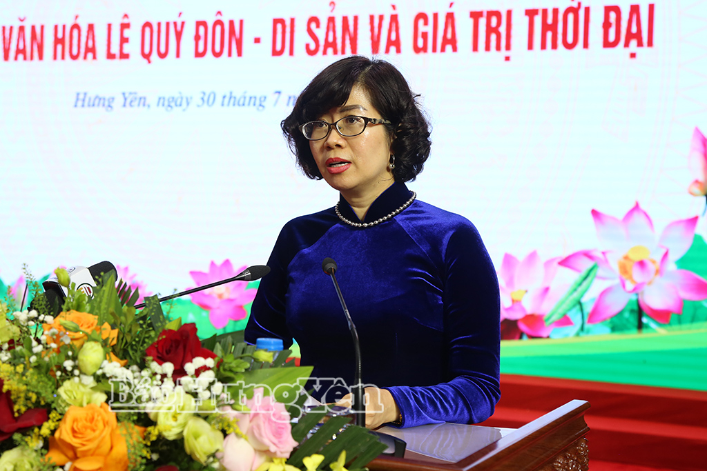 Bà Lê Thị Hồng Vân, Cục trưởng Cục Ngoại vụ và Ngoại giao Văn hóa, Bộ Ngoại giao, Tổng Thư ký Ủy ban Quốc gia UNESCO Việt Nam phát biểu tham luận tại Hội thảo.