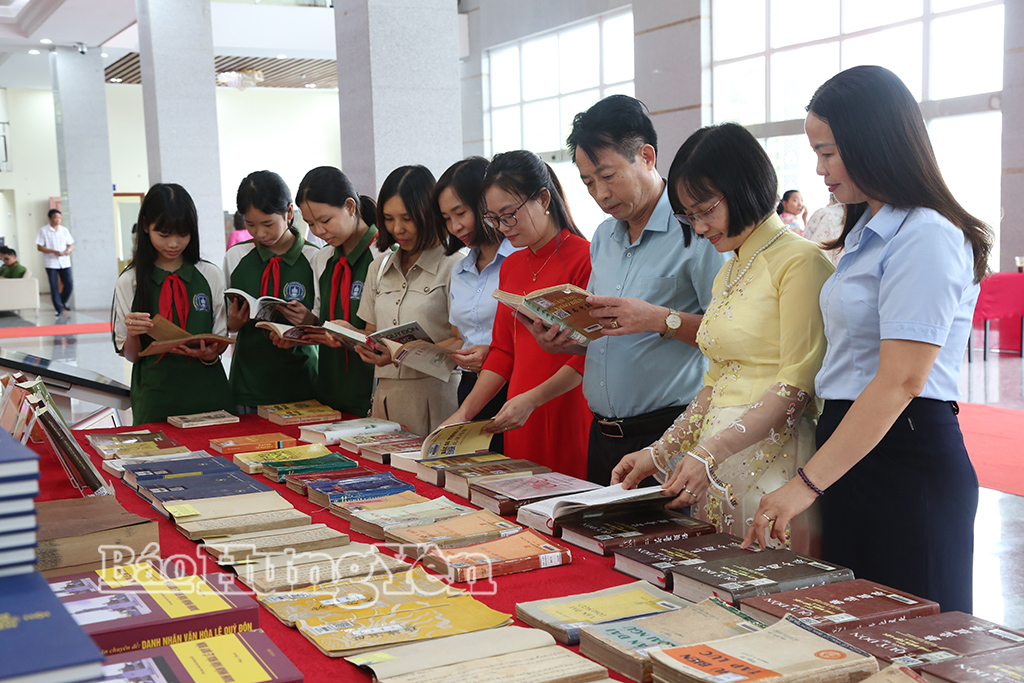 Các đại biểu tham quan khu vực trưng bày các tác phẩm của Danh nhân văn hoá Lê Quý Đôn.