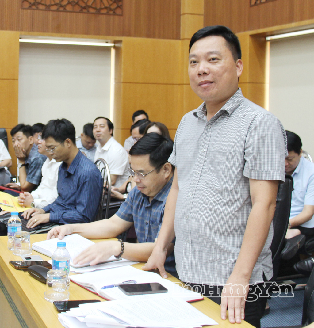 Đại diện lãnh đạo xã phát biểu ý kiến tại cuộc họp.