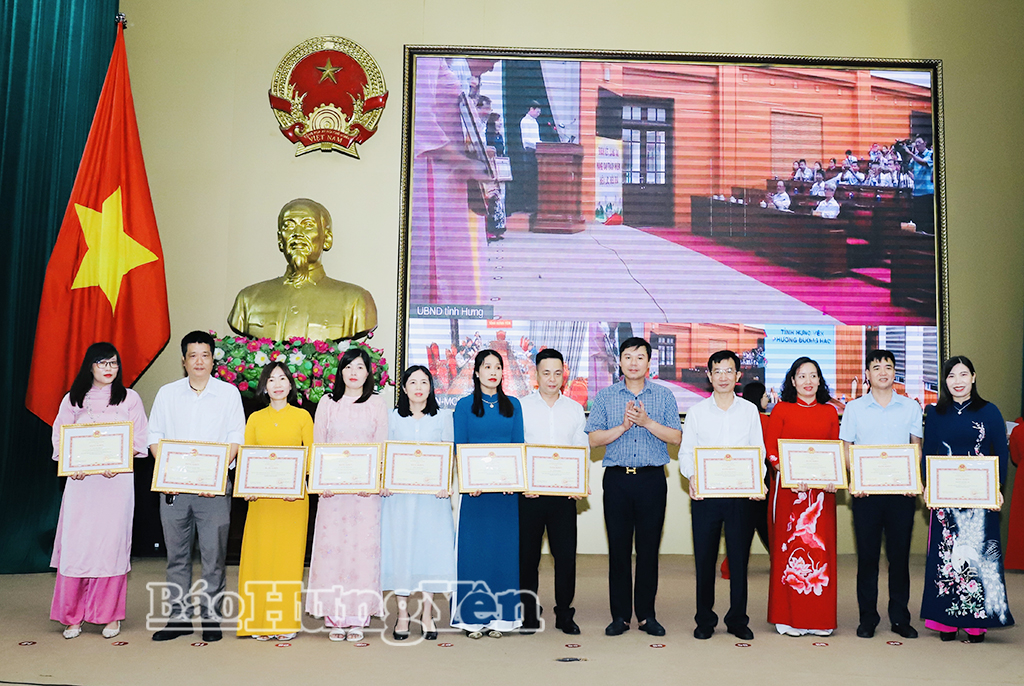 Đồng chí Phó Chủ tịch Thường trực UBND tỉnh Nguyễn Lê Huy trao Bằng khen của Bộ trưởng Bộ Tài chính tặng các tập thể, cá nhân.