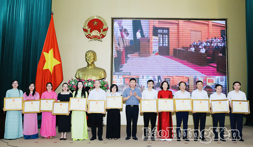Đồng chí Phó Chủ tịch Thường trực UBND tỉnh Nguyễn Lê Huy trao Bằng khen của Chủ tịch UBND tỉnh tặng các tập thể, cá nhân.