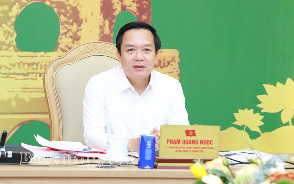 Đồng chí Phạm Quang Ngọc, Ủy viên Ban Chấp hành Trung ương Đảng, Bí thư Tỉnh ủy phát biểu tại cuộc họp.