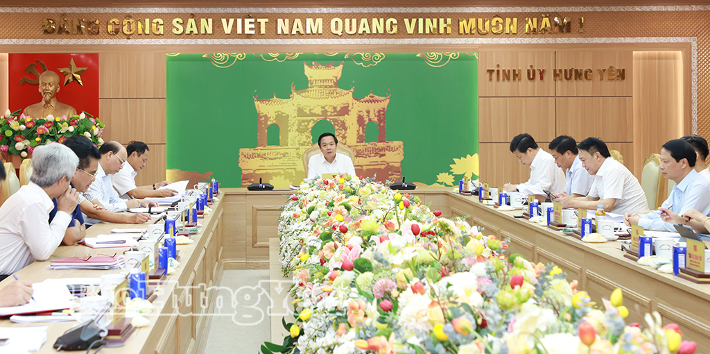 Đồng chí Phạm Quang Ngọc, Ủy viên Ban Chấp hành Trung ương Đảng, Bí thư Tỉnh ủy chủ trì cuộc họp.