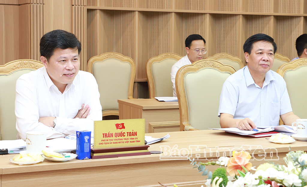 Đồng chí Trần Quốc Toản, Phó Bí thư Thường trực Tỉnh ủy, Chủ tịch Ủy ban MTTQ Việt Nam tỉnh và các đại biểu dự cuộc họp.