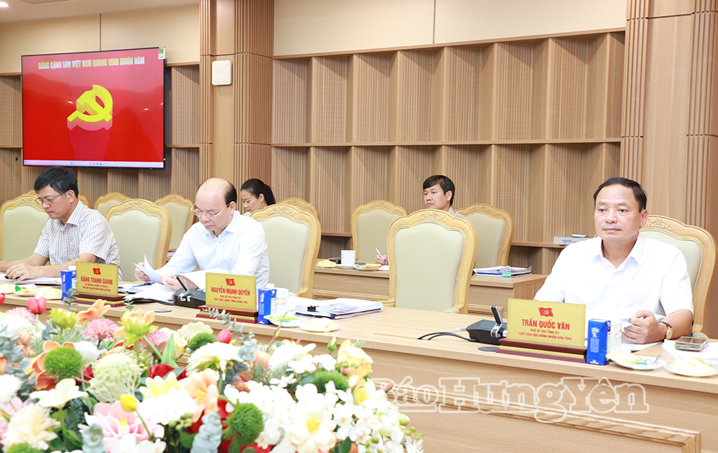 Đồng chí Trần Quốc Văn, Phó Bí thư Tỉnh ủy, Chủ tịch HĐND tỉnh và các đại biểu dự cuộc họp.