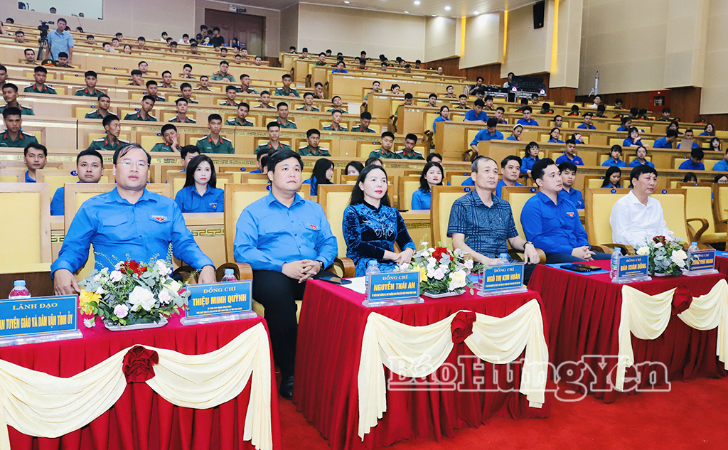 Các đại biểu dự buổi lễ.