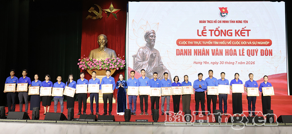 Đồng chí Ngô Thị Kim Hoàn, Ủy viên Ban Thường vụ Tỉnh ủy, Phó Chủ tịch Thường trực Ủy ban MTTQ Việt Nam tỉnh trao bằng khen các tập thể có thành tích xuất sắc trong công tác triển khai, hưởng ứng và tham gia cuộc thi.