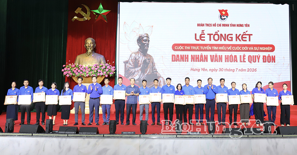Trao bằng khen cho các cá nhân có thành tích xuất sắc trong công tác triển khai, hưởng ứng và tham gia cuộc thi.