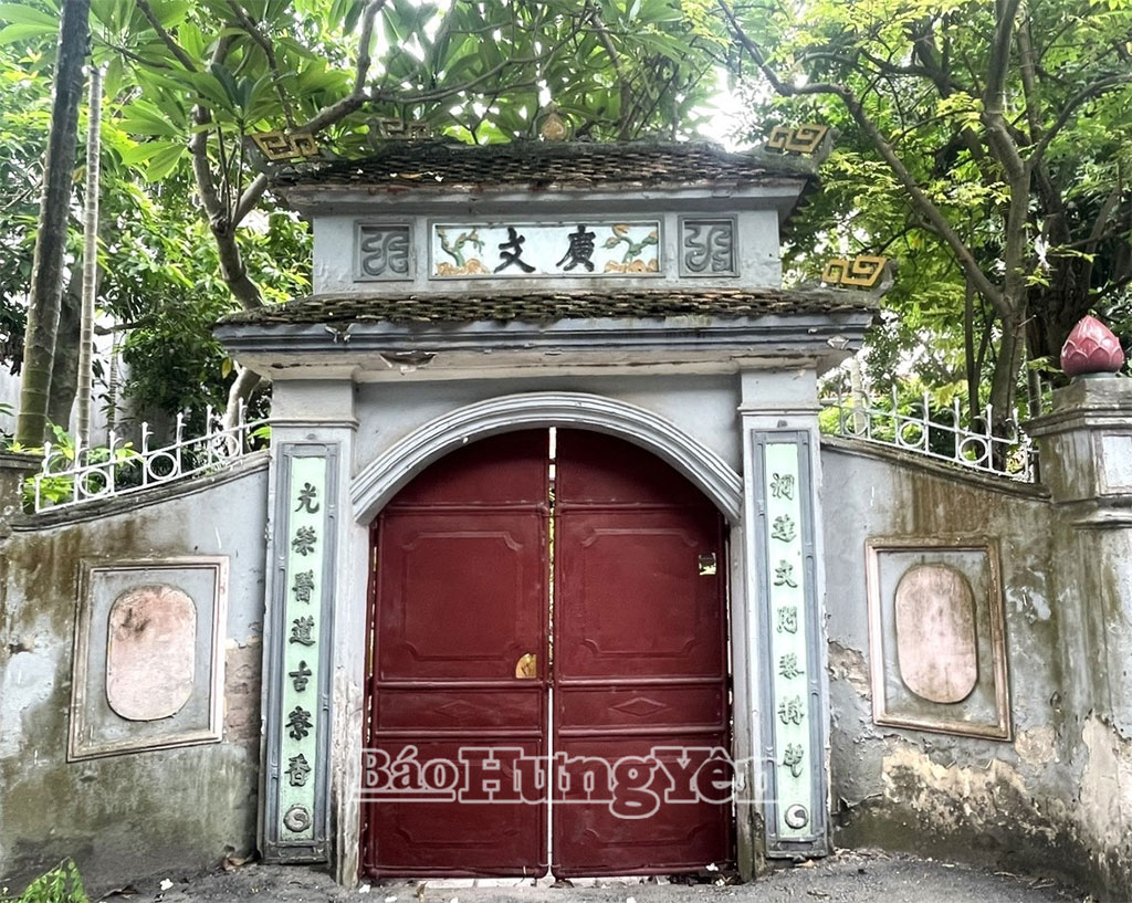 Bên ngoài cổng nhà thờ Tiến sĩ Lê Hữu Kiều ở thôn Liêu Xá, xã Nguyễn Văn Linh.