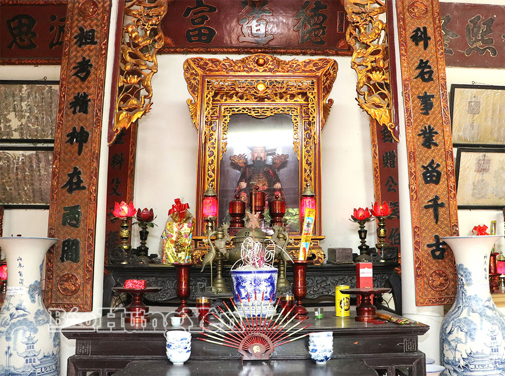 Bàn thờ Tiến sĩ Lê Hữu Kiều.a