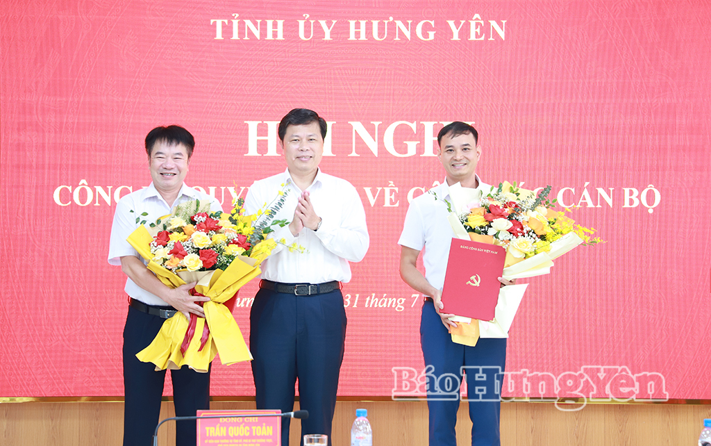  Đồng chí Trần Quốc Toản, Phó Bí thư Thường trực Tỉnh ủy, Chủ tịch Ủy ban MTTQ Việt Nam tỉnh trao quyết định và tặng hoa chúc mừng các đồng chí được chuẩn y tham gia Ủy ban Kiểm tra Tỉnh ủy nhiệm kỳ 2025 - 2030.