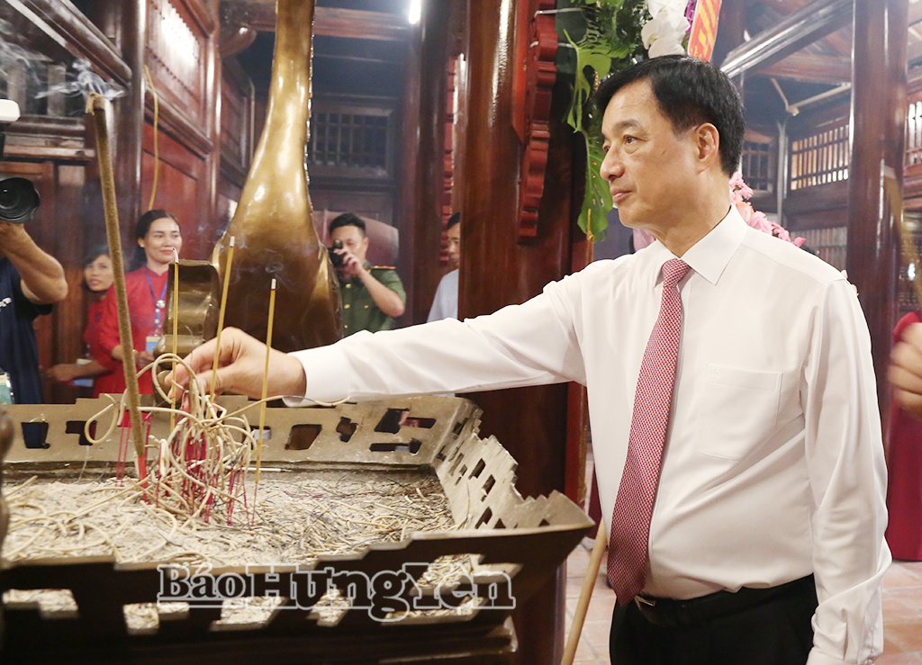 Đồng chí Nguyễn Duy Ngọc, Ủy viên Bộ Chính trị, Bí thư Trung ương Đảng, Trưởng Ban Tổ chức Trung ương dâng hương tưởng niệm Danh nhân văn hóa Lê Quý Đôn.