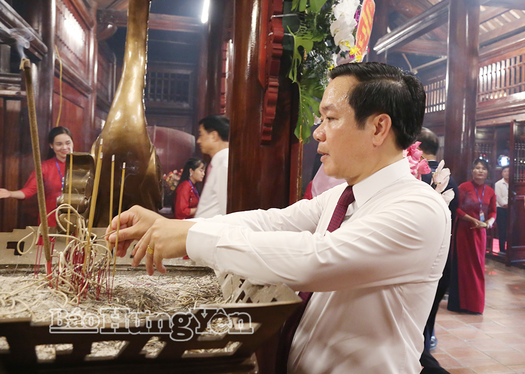 Đồng chí Phạm Quang Ngọc, Ủy viên Ban Chấp hành Trung ương Đảng, Bí thư Tỉnh ủy dâng hương tưởng niệm Danh nhân văn hóa Lê Quý Đôn. (Ảnh Trịnh Cường)