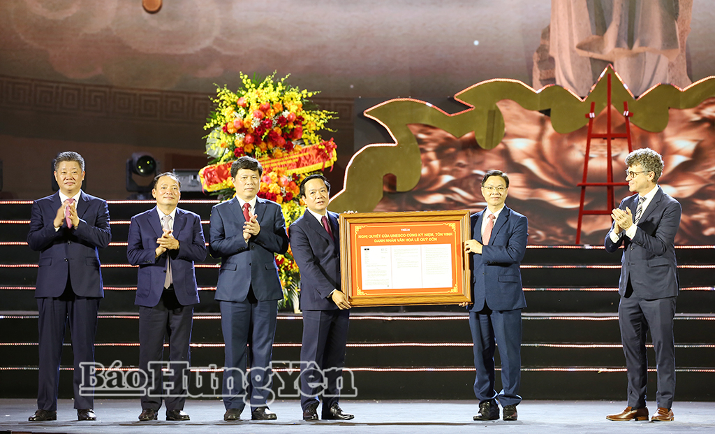 Đồng chí Phạm Quang Ngọc, Ủy viên Ban Chấp hành Trung ương Đảng, Bí thư Tỉnh ủy Hưng Yên và các đồng chí lãnh đạo tỉnh đón nhận Nghị quyết của UNESCO vinh danh Danh nhân văn hóa Lê Quý Đôn từ lãnh đạo Bộ Ngoại giao và Trưởng Đại diện Văn phòng UNESCO tại Việt Nam. (Ảnh Trịnh Cường).