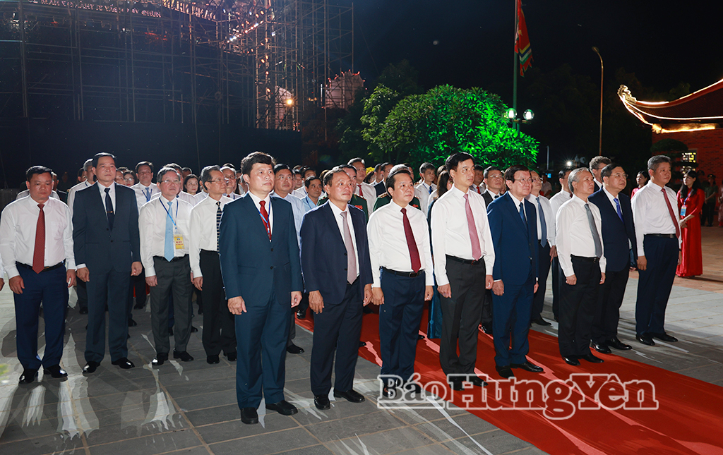 Các đại biểu dâng hương tưởng niệm Danh nhân văn hóa Lê Quý Đôn. Ảnh: Lê Hiếu