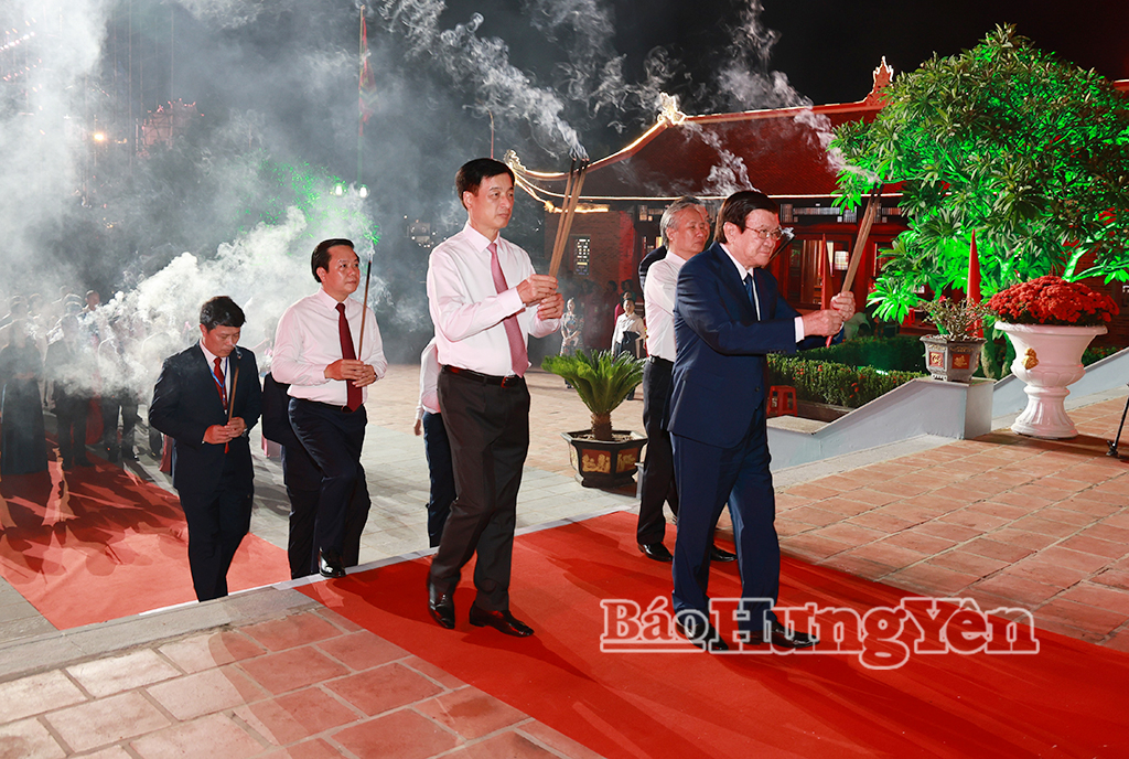 Các đại biểu dâng hương tưởng niệm Danh nhân văn hóa Lê Quý Đôn.