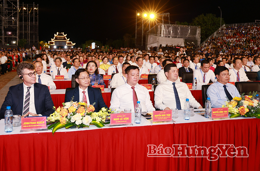 Các đại biểu dự Lễ kỷ niệm 300 năm Ngày sinh Danh nhân văn hóa Lê Quý Đôn.